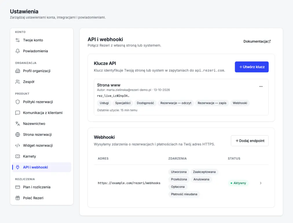 Ekran „API i webhooki”: klucz API rez_live z uprawnieniami i ostatnim użyciem oraz aktywny endpoint webhooka z sześcioma zdarzeniami